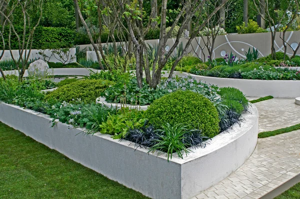 Modern Water Garden Sculpture Feature Raised Beds — Stock Photo, Image