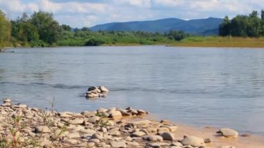 Nehir taşları ile dağlarda