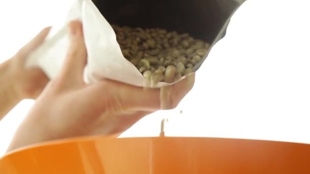 Torréfaction du café vert dans la machine de torréfaction — Video