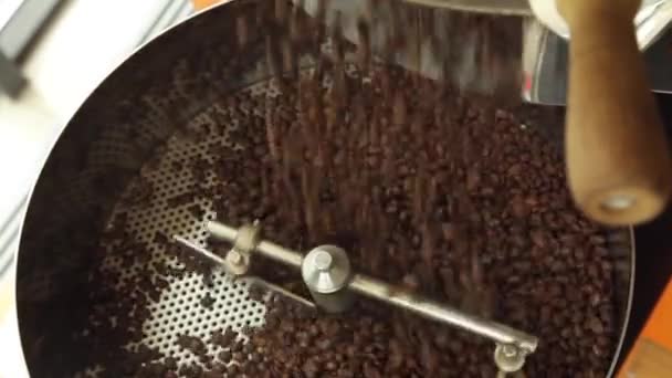 Chlazení pražené kávy — Stock video