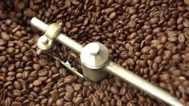 Cooling the finished coffee — Stock Video