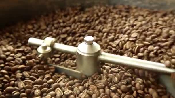 Γκρο πλαν του καβουρδίσματος του καφέ — Αρχείο Βίντεο