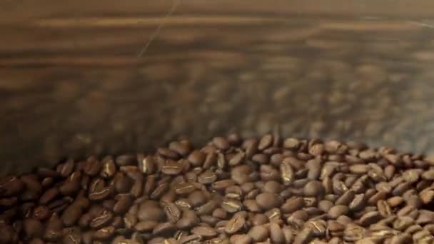 Mengen van koffie tijdens het koelen — Stockvideo