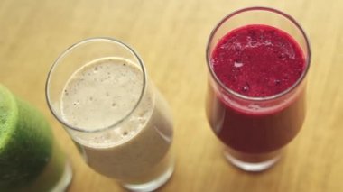 Birçok farklı güler yüzlü tablodur