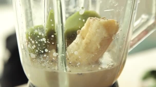 Smoothie with banana and kiwi — Stock Video