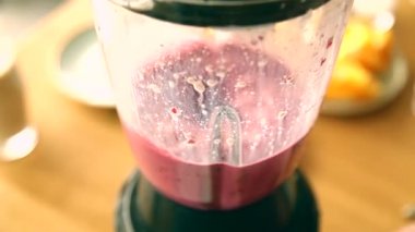 Meyve ve orman ile pişirme smoothie çilek