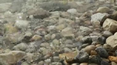 Dalgalar çakıl plajı yıkanmış.