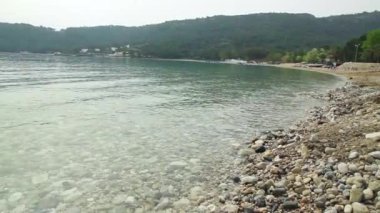 Dalgalar çakıl plajı yıkanmış.