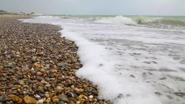 Волны мыли галечный пляж . — стоковое видео