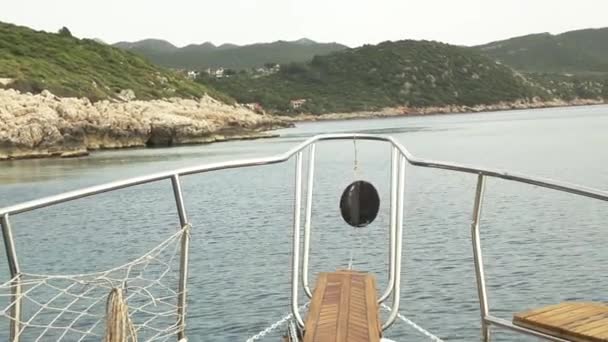 Яхта пливе скелями — стокове відео