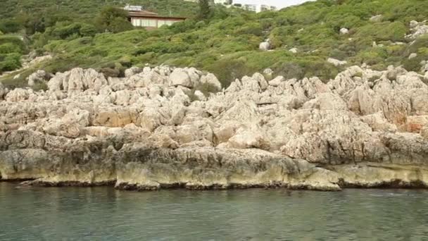 游艇漂浮过去的岩石 — 图库视频影像