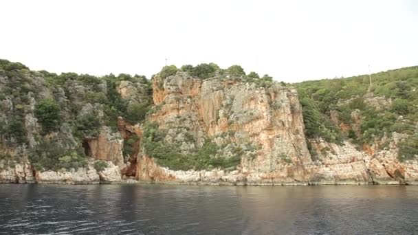 El yate flota junto a las rocas — Vídeo de stock