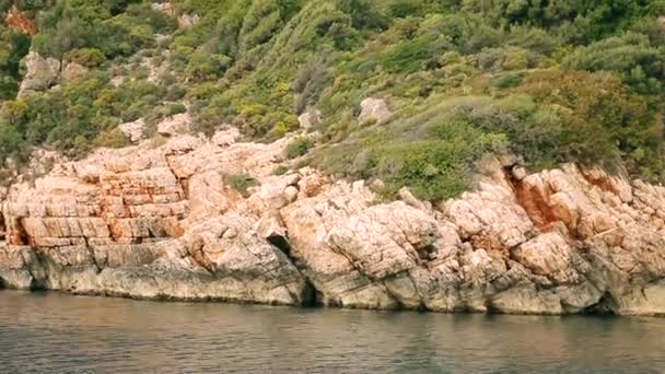 Le yacht flotte devant les rochers — Video