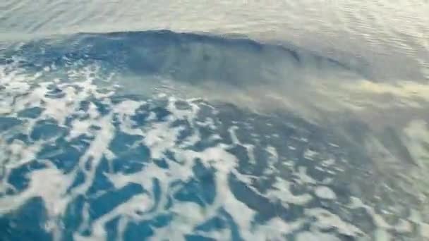 Wave kommer från under båten — Stockvideo