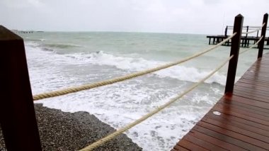 Akdeniz üzerinde ahşap iskele