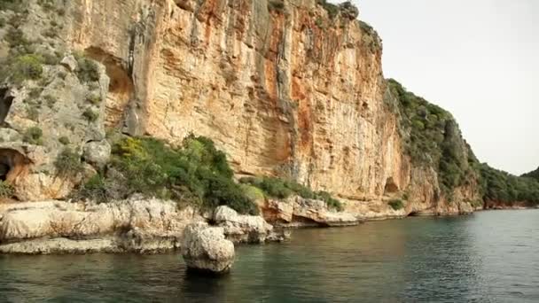 The yacht floats past rocks — Stock Video