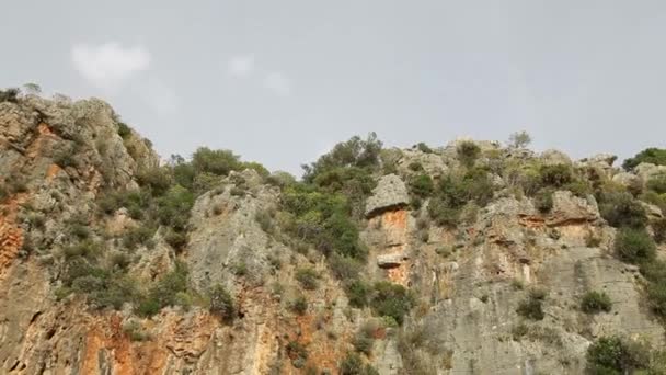 El yate flota junto a las rocas — Vídeos de Stock