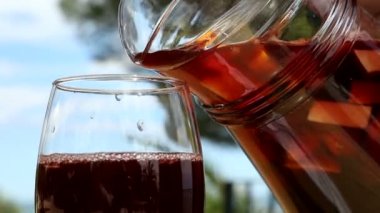Alkollü içecekler Sangria hazırlanması