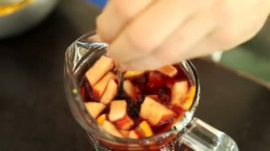 Alkollü içecekler Sangria hazırlanması