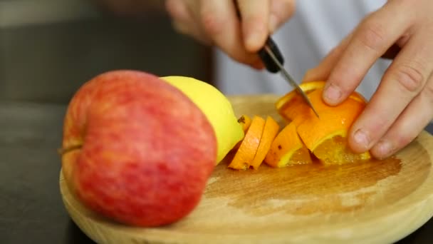 Preparação de bebidas alcoólicas Sangria — Vídeo de Stock