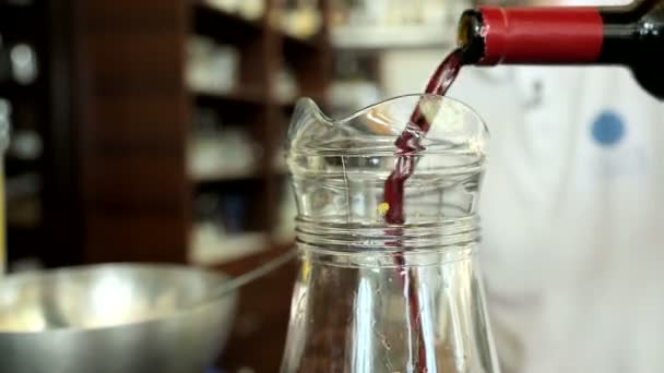 De alcoholische drank die Sangria — Stockvideo