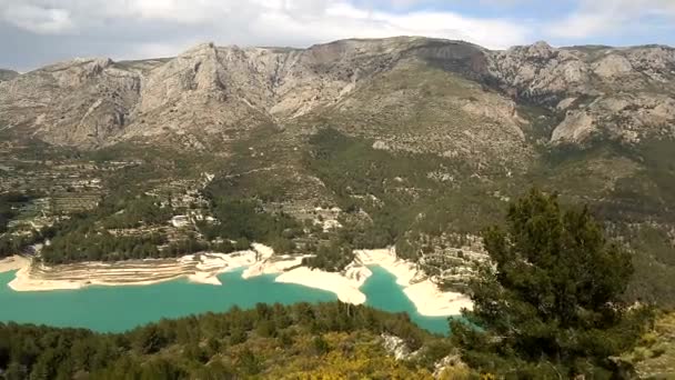 Dağ köyü Guadalest, Alicante İspanya bir göl ile manzara — Stok video