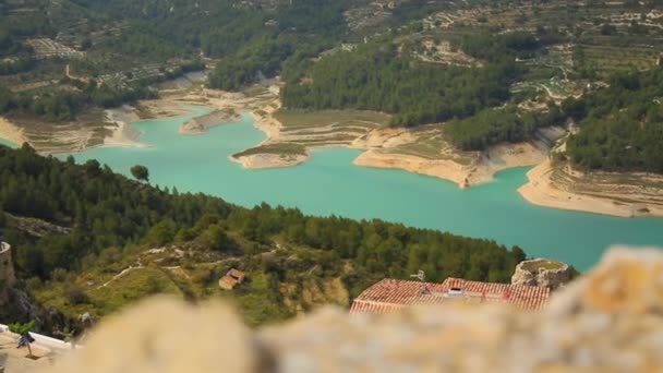 Krajina s jezerem v horské vesnici Guadalest, Alicante, Španělsko — Stock video