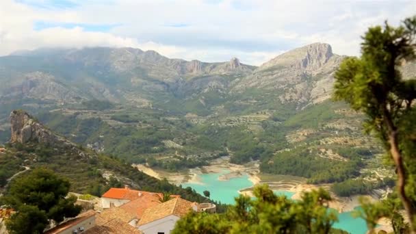 Hermoso paisaje en el pueblo de montaña Guadalest, España — Vídeo de stock