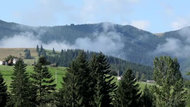 La niebla sobre las montañas — Vídeo de stock