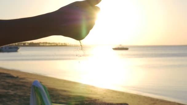 妇女的手中的沙子 — 图库视频影像