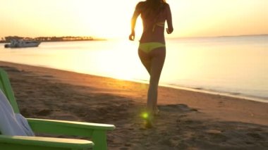 Kız denize çalışıyor. HD