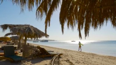 Pareo ile kız deniz kıyı çalışıyor. HD