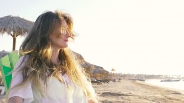 Kız sahilde sunbathes. HD