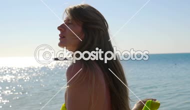 Güzel kız denizde gider. Yakın çekim. HD