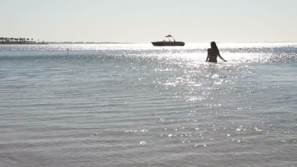 Beautiful young woman comes out of the sea. HD — Stock Video