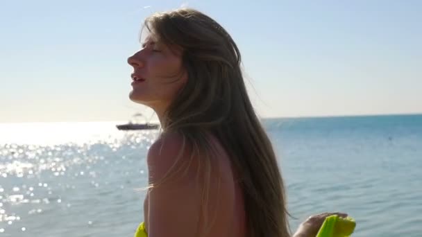 Bella ragazza va sul mare. Primo piano. HD — Video Stock