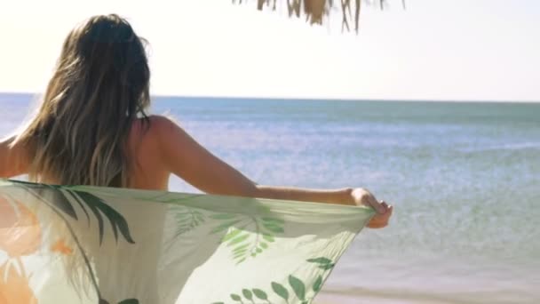 Jovencita feliz con pareo en la playa. Primer plano. HD — Vídeos de Stock