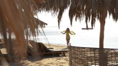 Pareo ile güzel genç kadın kum Plajı'nda devam ediyor. HD