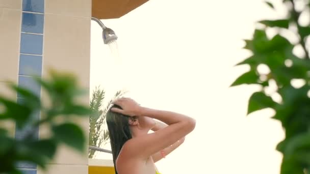 Mujer sexy está tomando una ducha al aire libre. HD — Vídeos de Stock