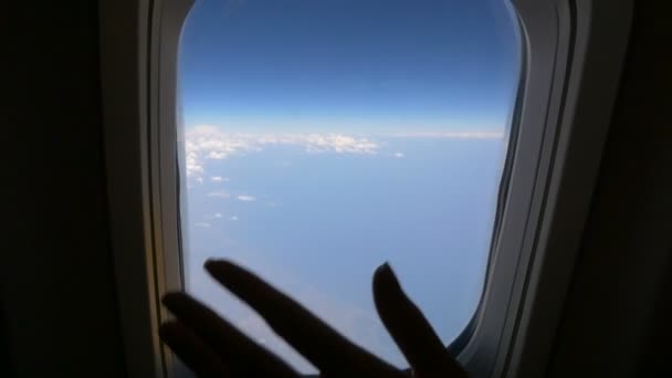 Onda feminina para adeus de uma janela de avião. HD — Vídeo de Stock