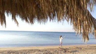 Güzel bir kız deniz bir arka plan üzerinde fotoğraflandı. HD