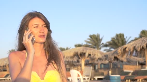 La ragazza che parla al telefono vicino al mare. HD — Video Stock