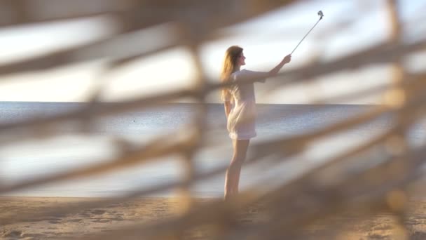 Chica feliz haciendo una selfie en la playa. HD — Vídeos de Stock