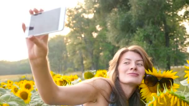 Chica haciendo selfie con girasol. HD — Vídeos de Stock