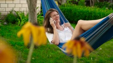 Bir hamakta yatan ise Evet güzel kız.