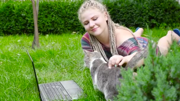 A menina brinca com um gato na natureza. HD — Vídeo de Stock