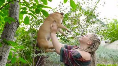 Kıvırcık kızla köpek ellerde dönüyor. HD