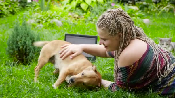 Adolescent jouer avec un chien sur l'herbe. HD — Video