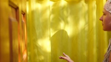 Deli kız dilini gösterir. HD