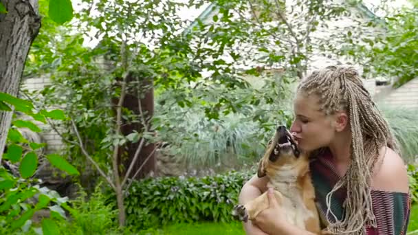 Jovencita jugando con el perro. HD — Vídeo de stock